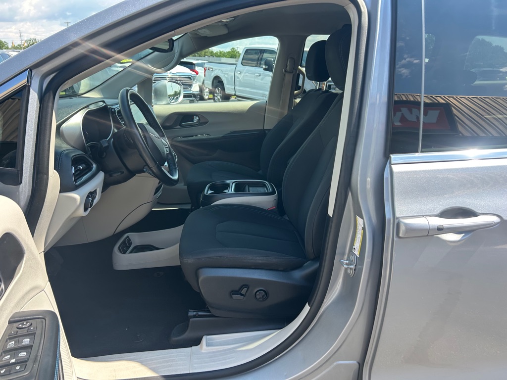 Photo 16 of this CHRYSLER PACIFICA