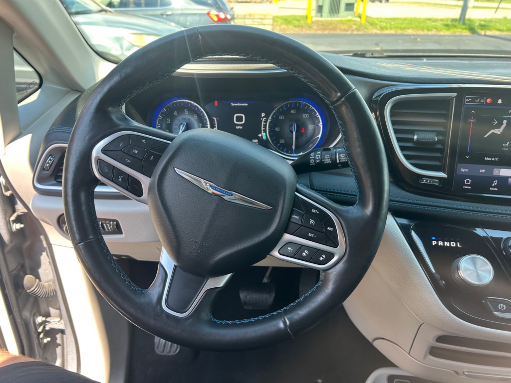 Photo 19 of this CHRYSLER PACIFICA