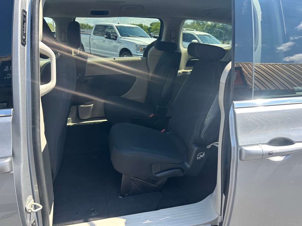 Photo 13 of this CHRYSLER PACIFICA