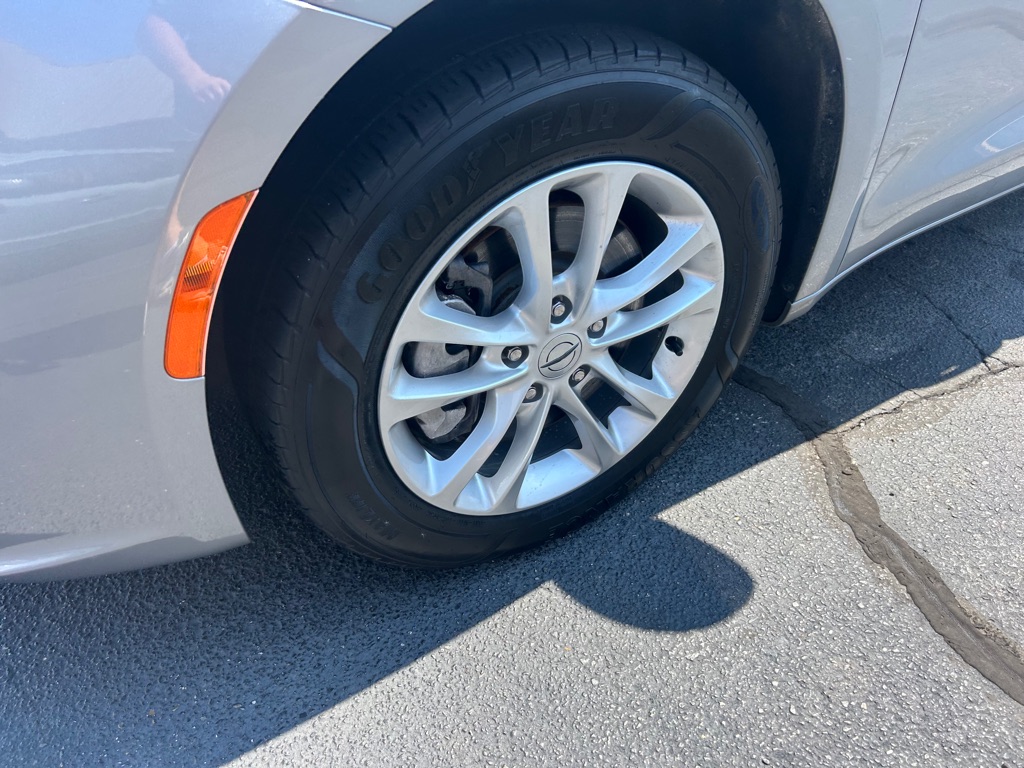 Photo 4 of this CHRYSLER PACIFICA