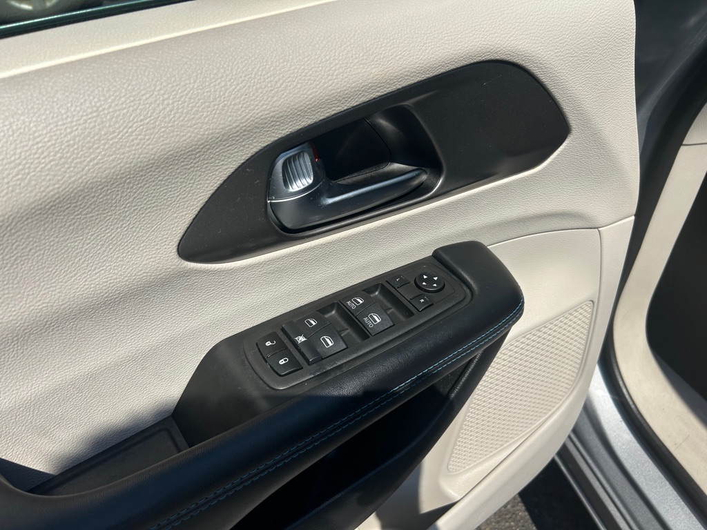 Photo 18 of this CHRYSLER PACIFICA