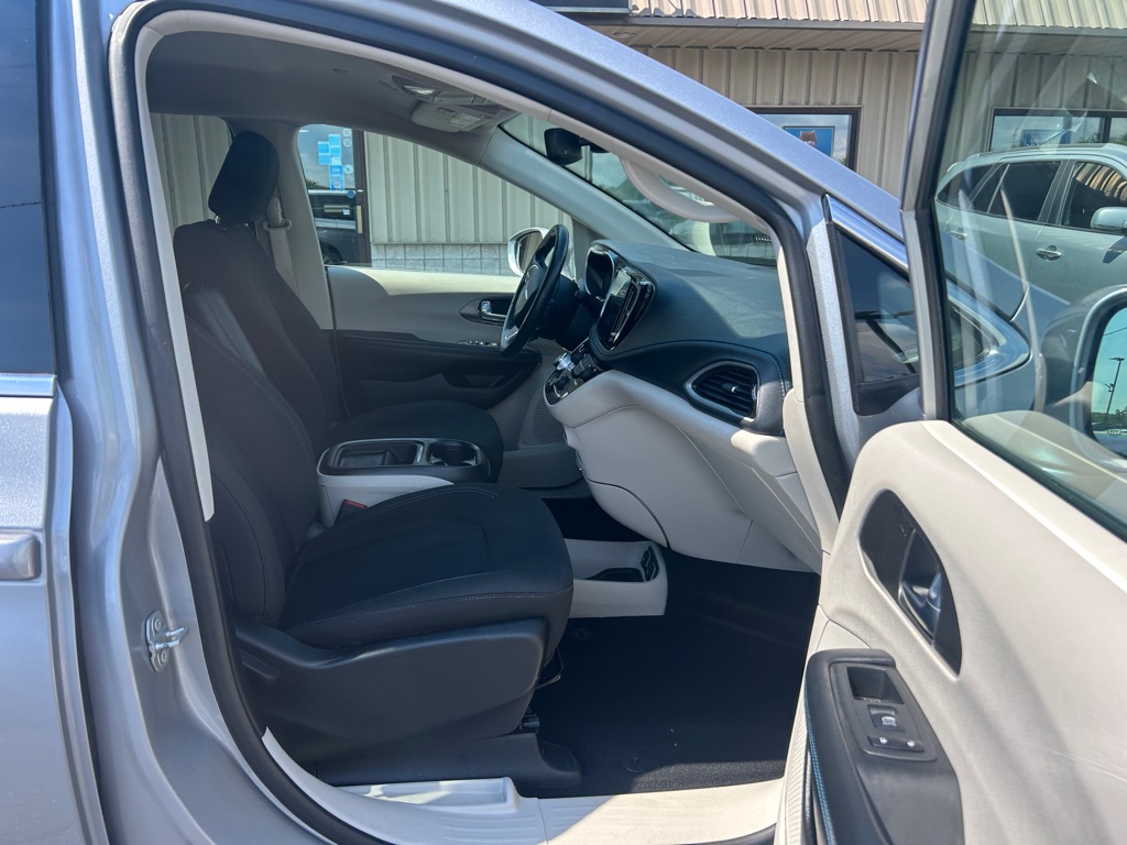 Photo 8 of this CHRYSLER PACIFICA