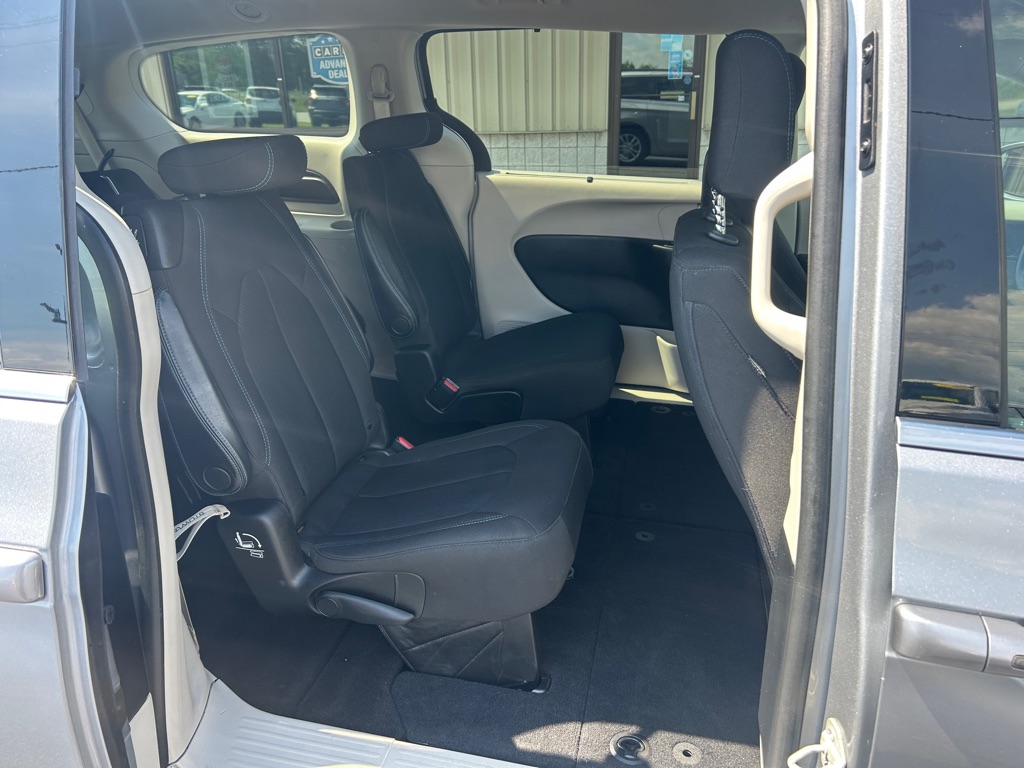 Photo 9 of this CHRYSLER PACIFICA