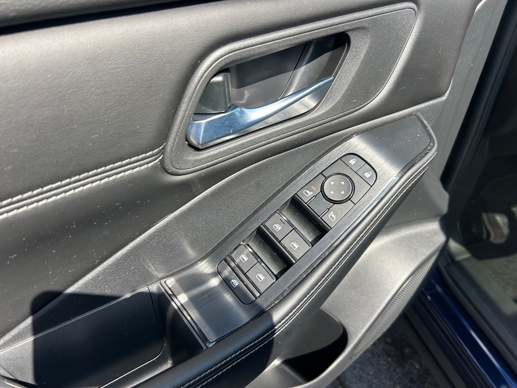 Photo 19 of this NISSAN ROGUE