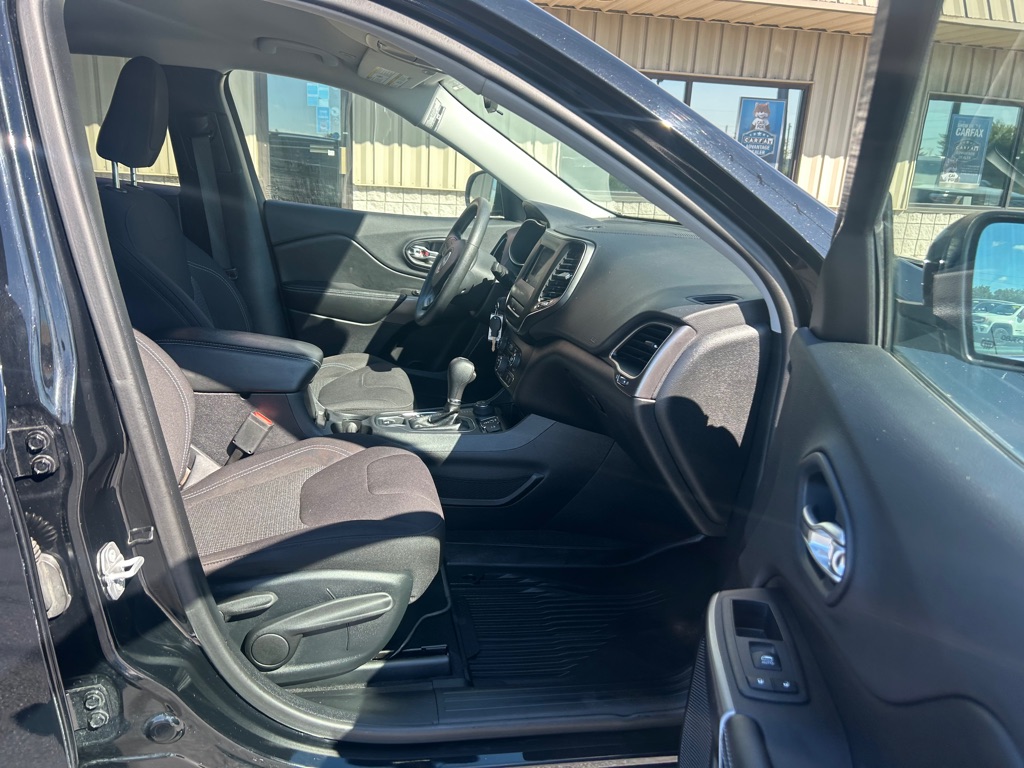 Photo 7 of this JEEP CHEROKEE