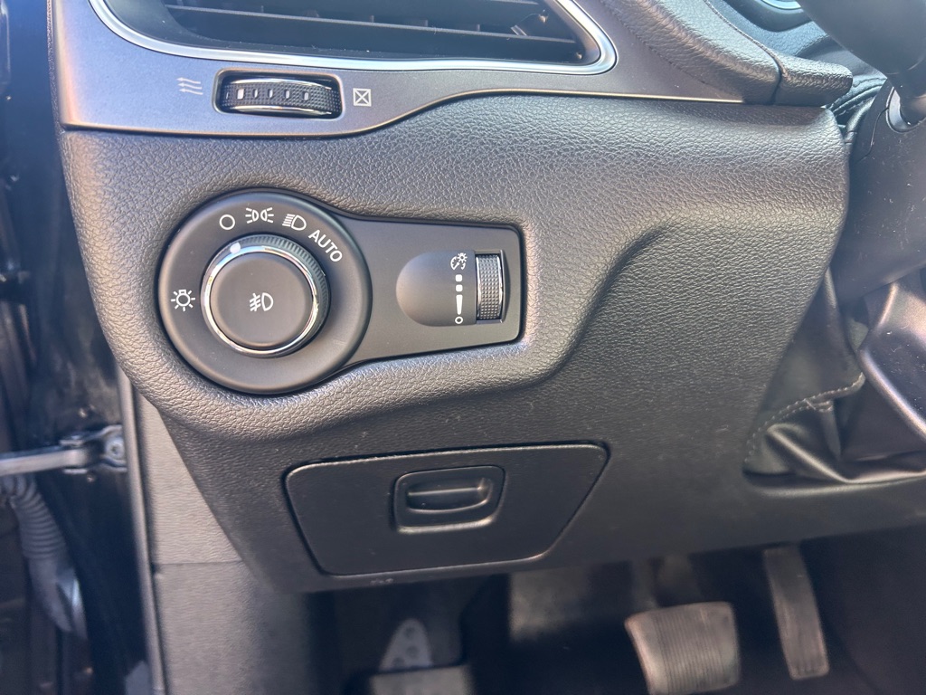 Photo 19 of this JEEP CHEROKEE