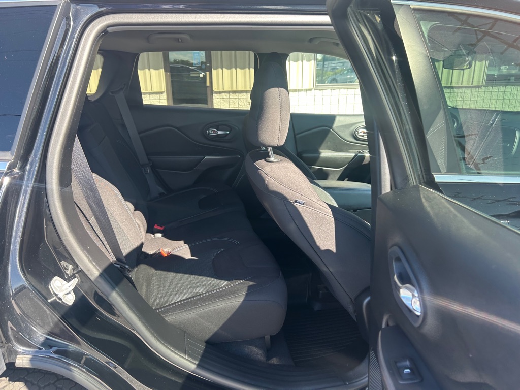Photo 8 of this JEEP CHEROKEE