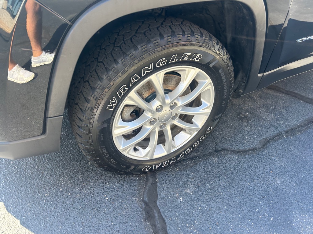 Photo 4 of this JEEP CHEROKEE