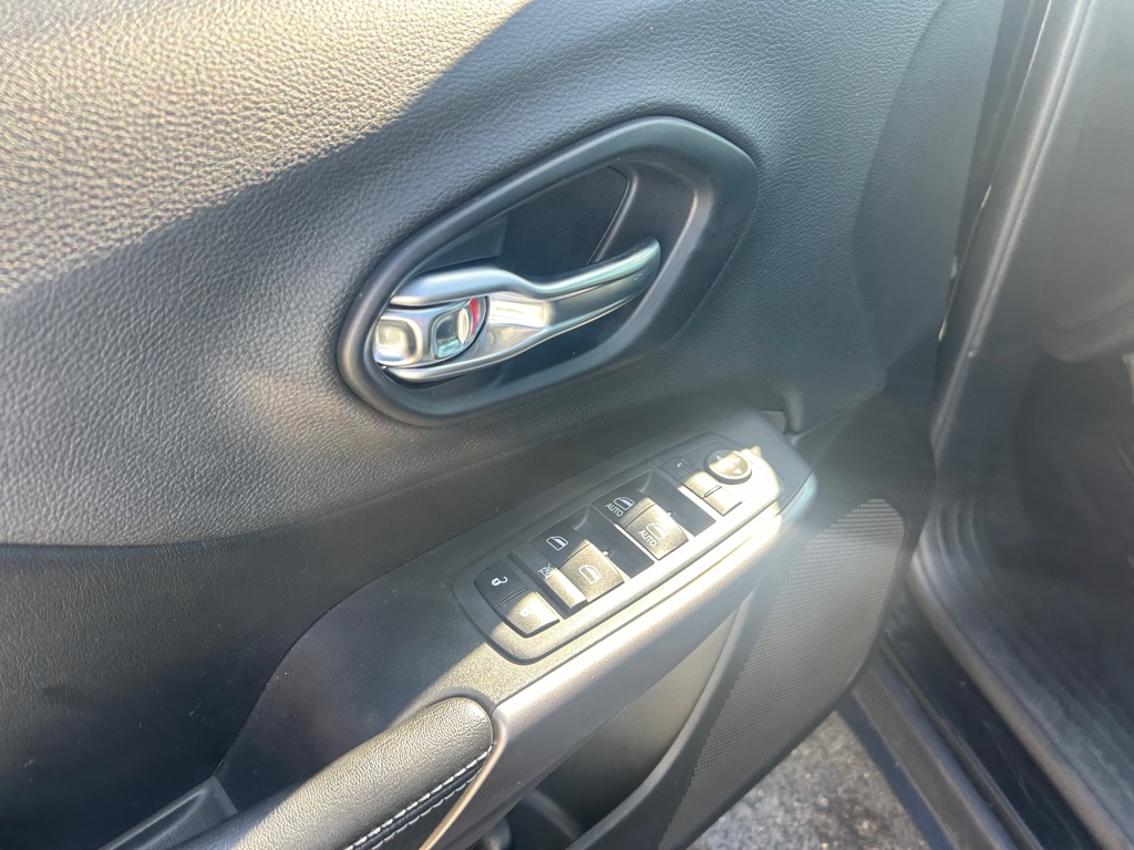 Photo 14 of this JEEP CHEROKEE
