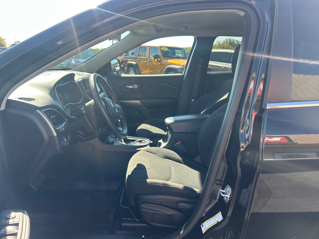 Photo 12 of this JEEP CHEROKEE