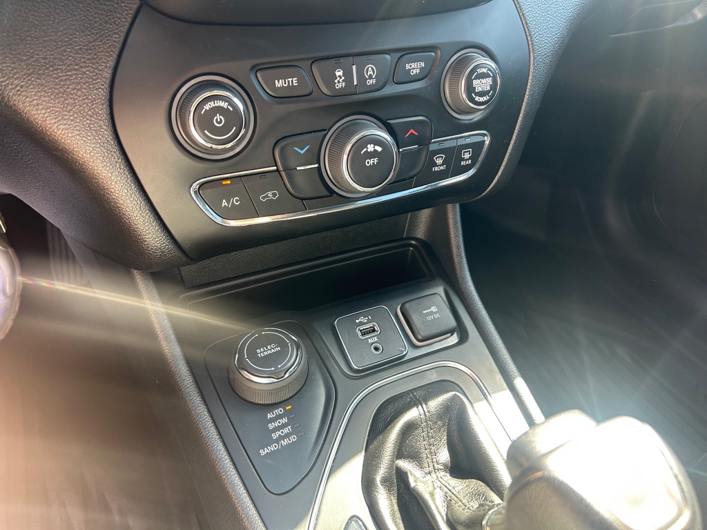 Photo 22 of this JEEP CHEROKEE