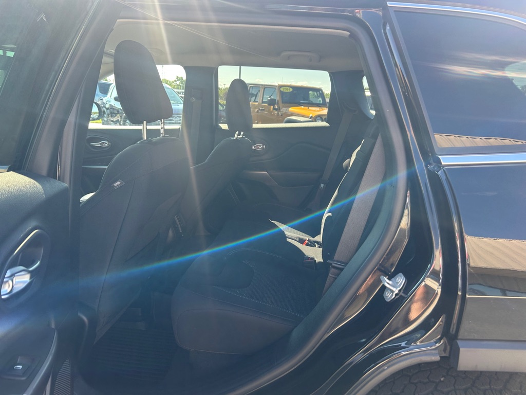 Photo 10 of this JEEP CHEROKEE