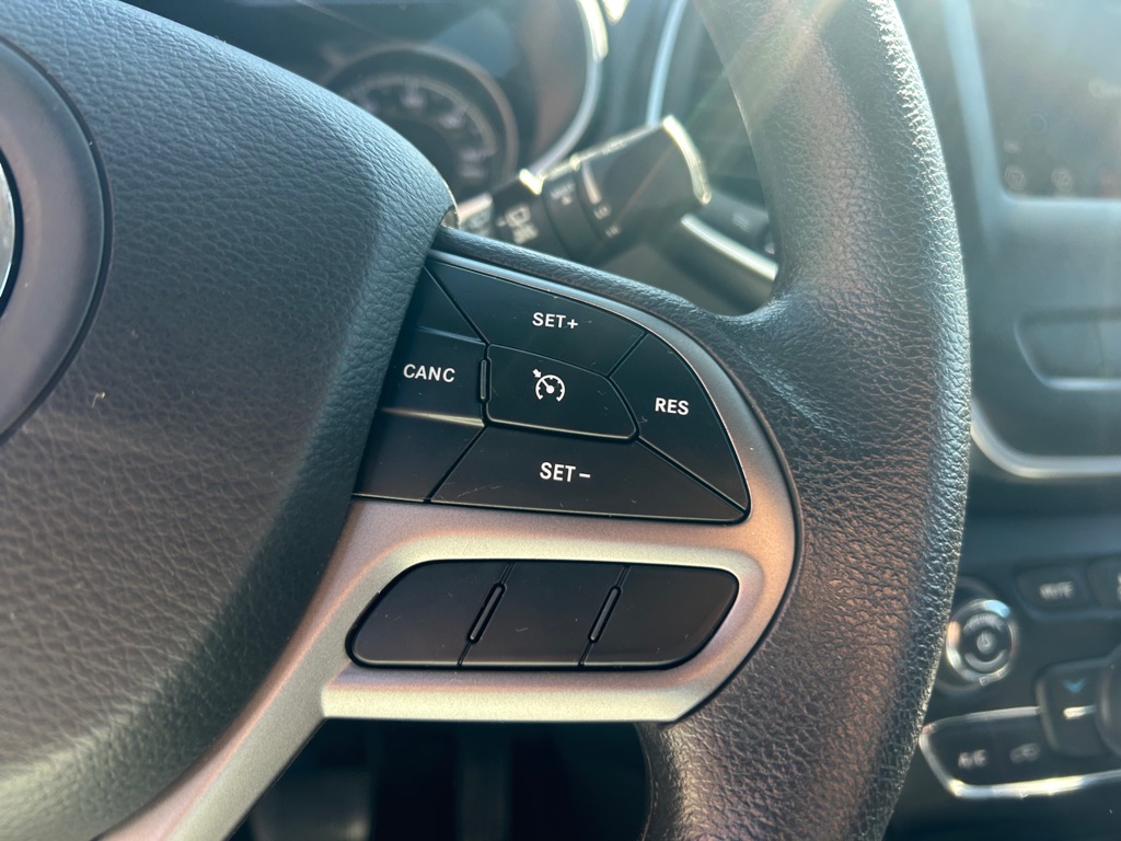 Photo 18 of this JEEP CHEROKEE