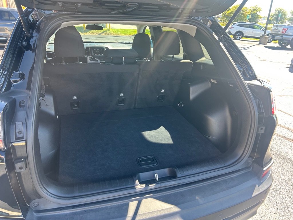 Photo 9 of this JEEP CHEROKEE