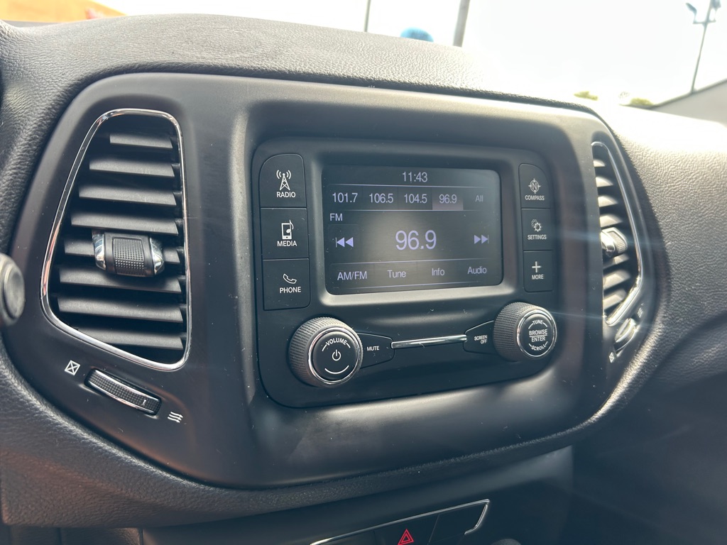 Photo 18 of this JEEP COMPASS