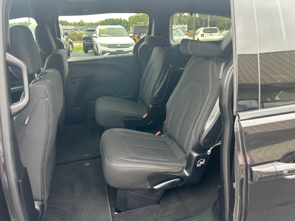 Photo 13 of this CHRYSLER PACIFICA