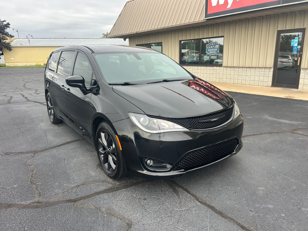 Photo 2 of this CHRYSLER PACIFICA