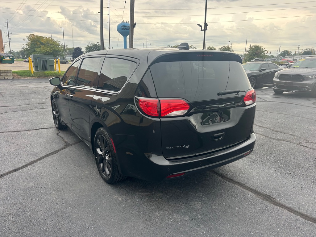 Photo 5 of this CHRYSLER PACIFICA