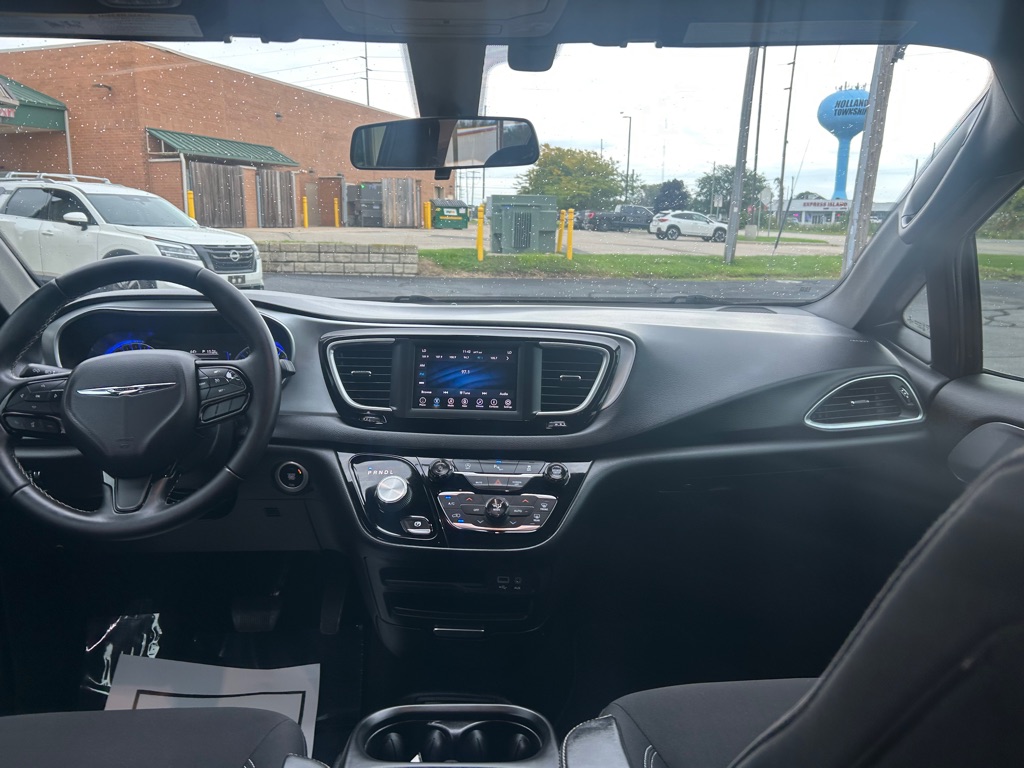 Photo 16 of this CHRYSLER PACIFICA
