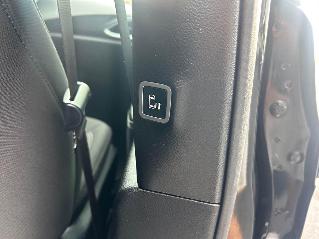 Photo 10 of this CHRYSLER PACIFICA