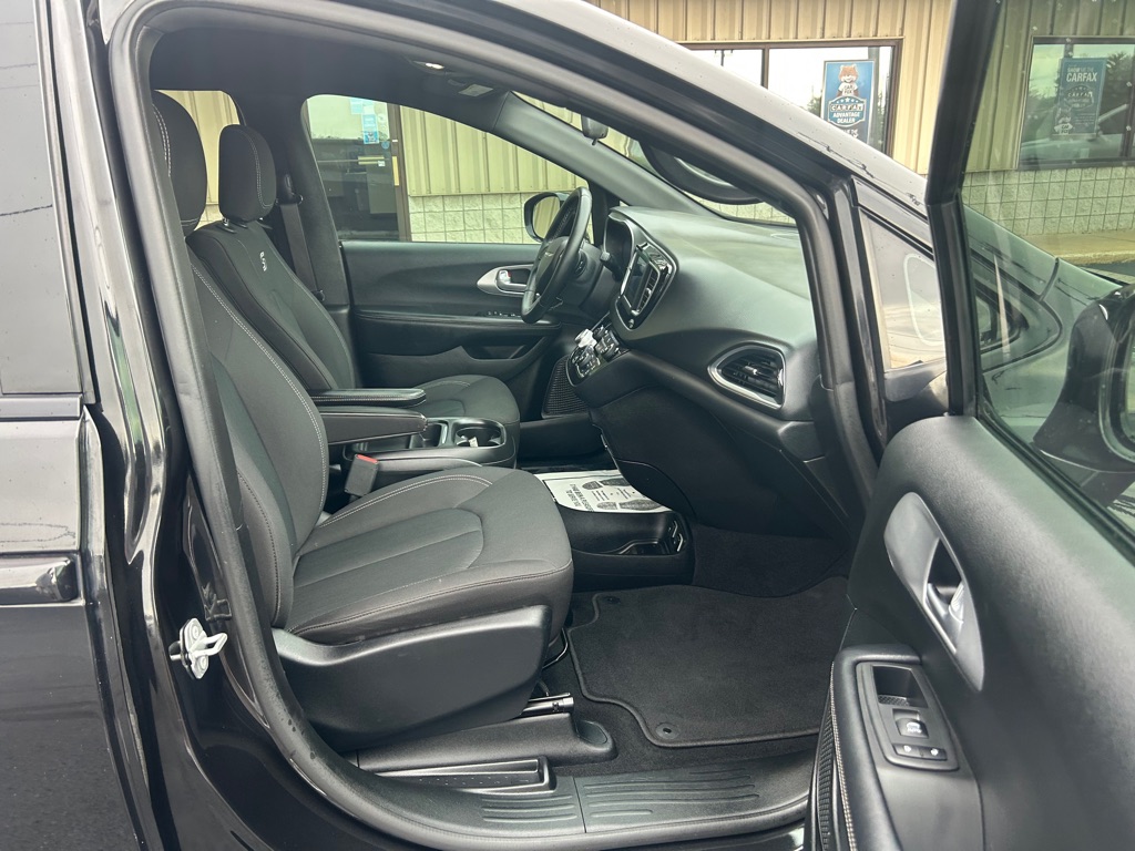Photo 7 of this CHRYSLER PACIFICA