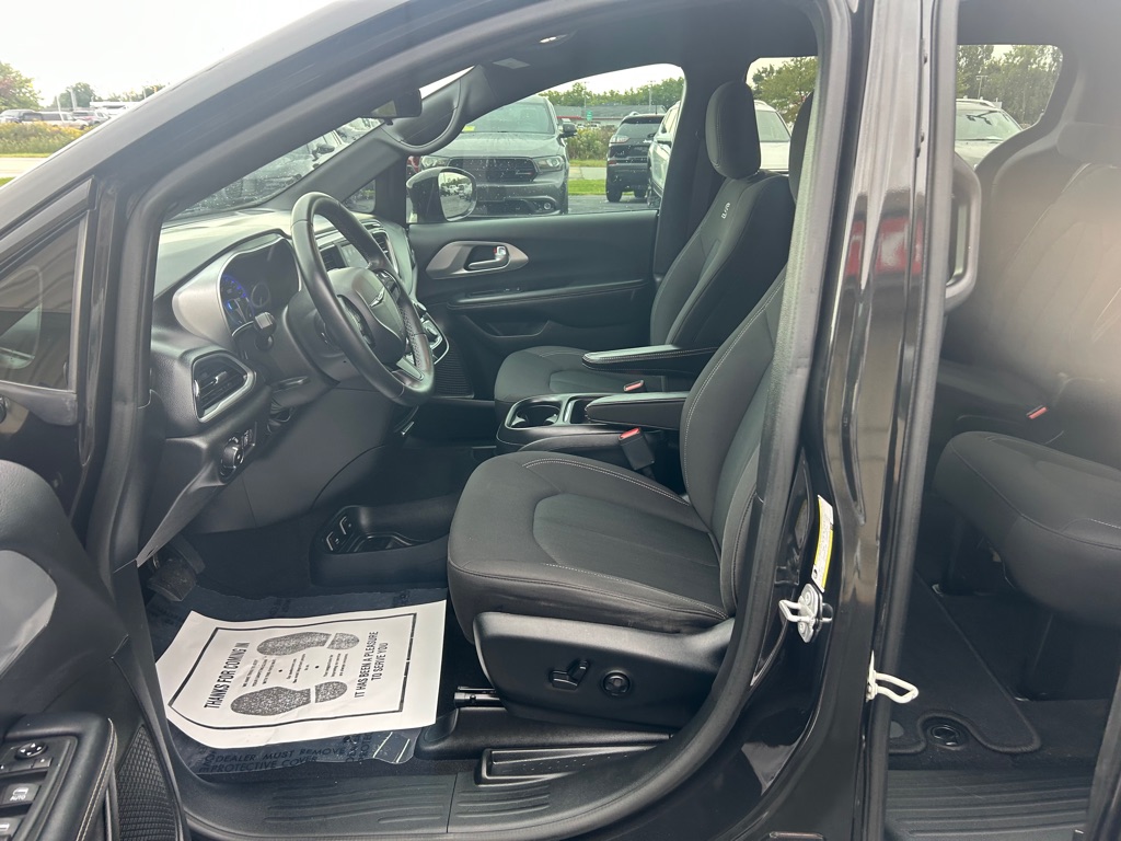 Photo 17 of this CHRYSLER PACIFICA