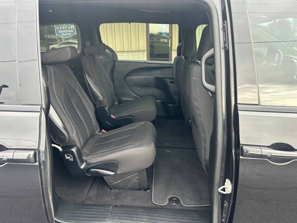 Photo 8 of this CHRYSLER PACIFICA