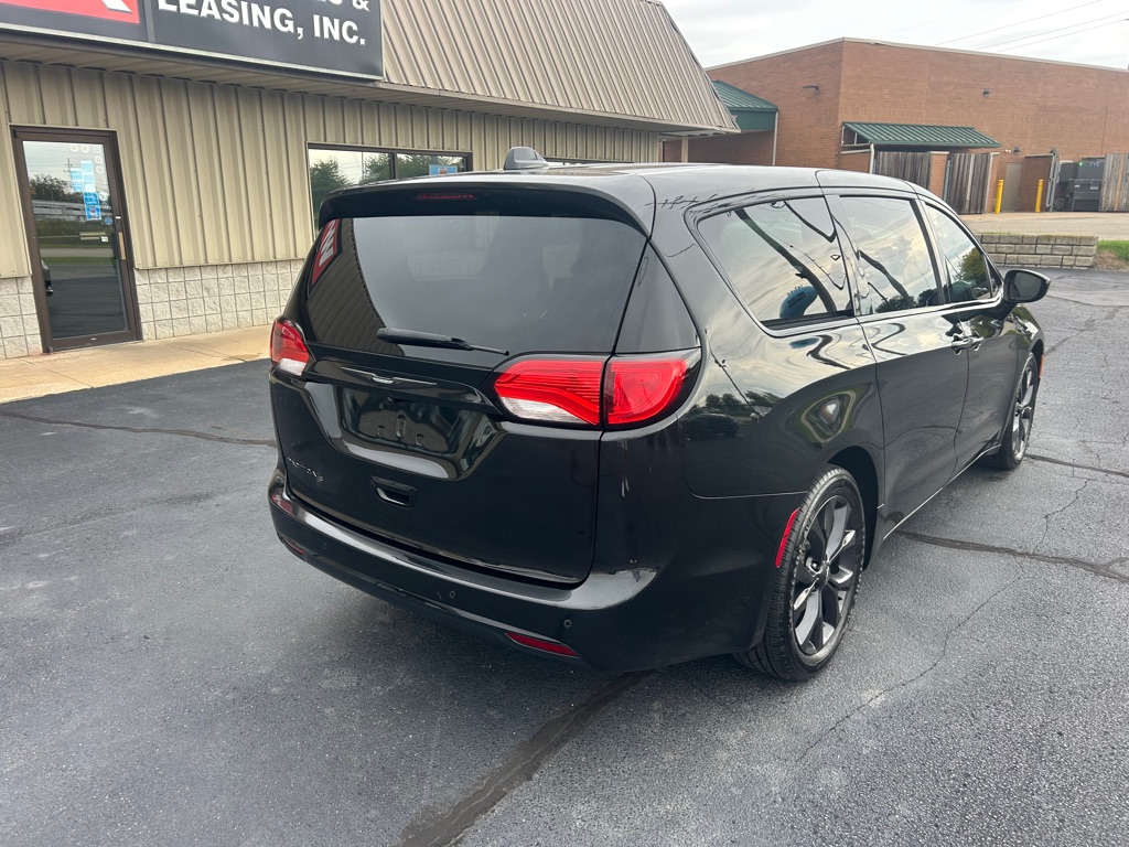 Photo 6 of this CHRYSLER PACIFICA
