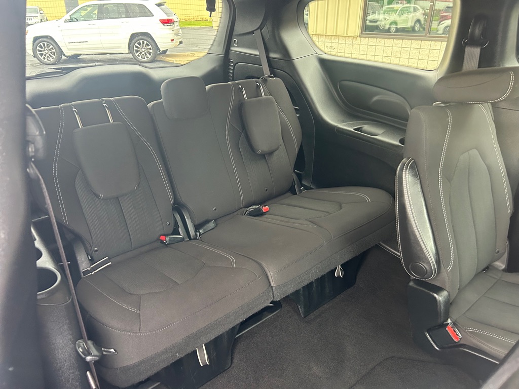 Photo 9 of this CHRYSLER PACIFICA