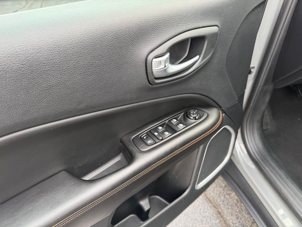 Photo 15 of this JEEP COMPASS