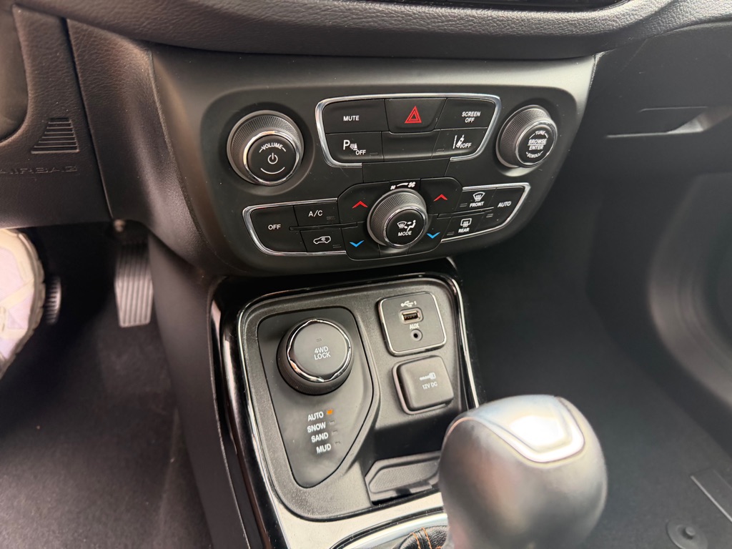 Photo 23 of this JEEP COMPASS