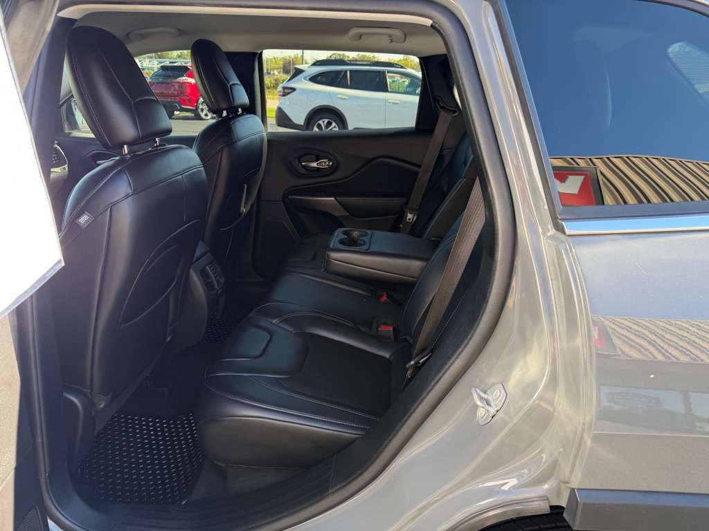Photo 11 of this JEEP CHEROKEE