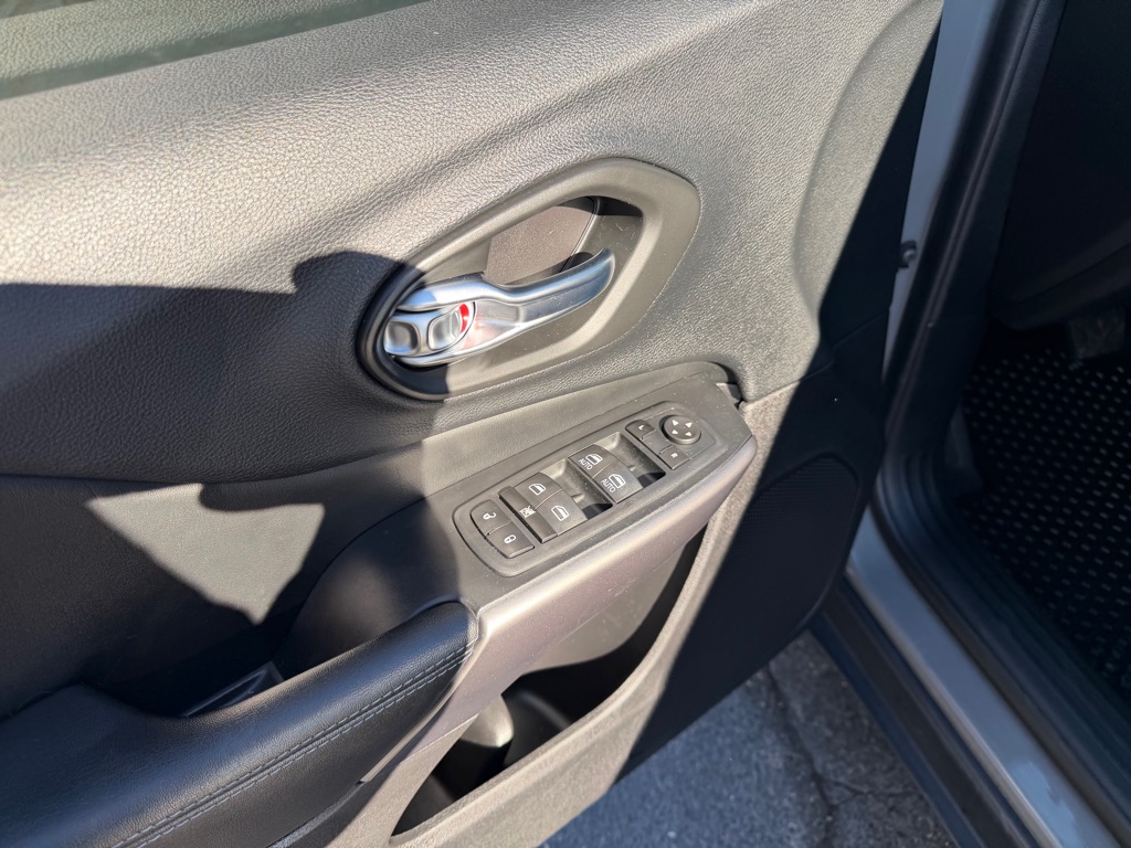 Photo 15 of this JEEP CHEROKEE