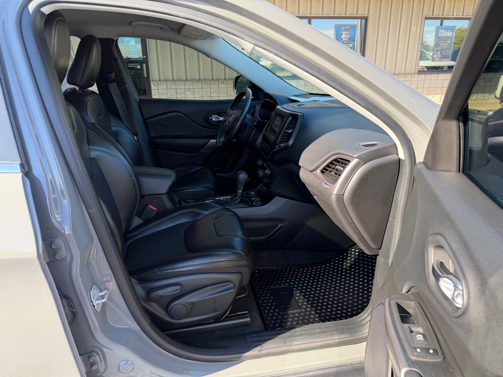 Photo 8 of this JEEP CHEROKEE