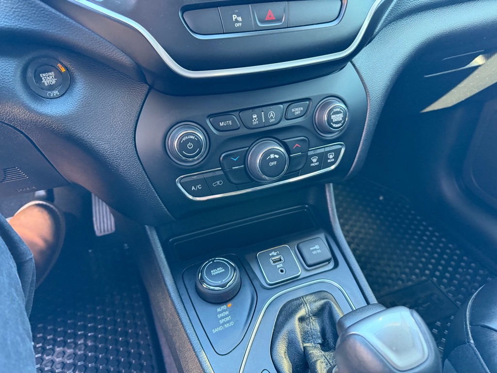 Photo 23 of this JEEP CHEROKEE