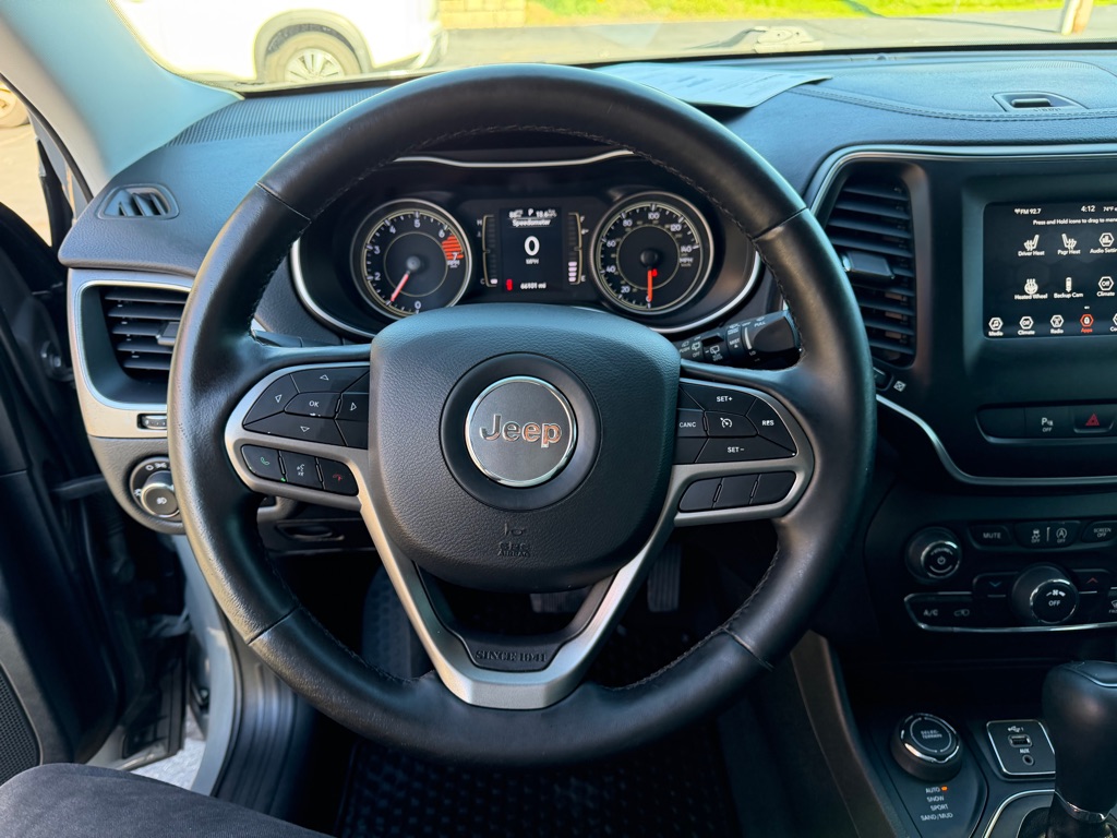 Photo 16 of this JEEP CHEROKEE