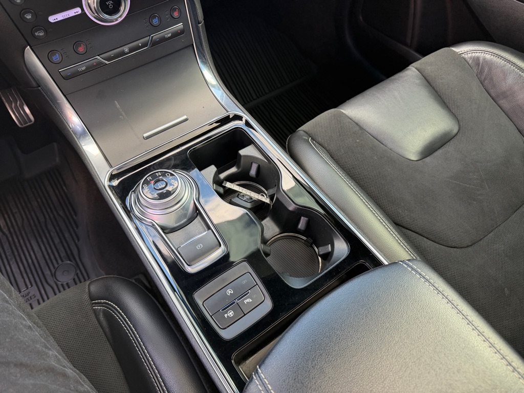Photo 30 of this FORD EDGE
