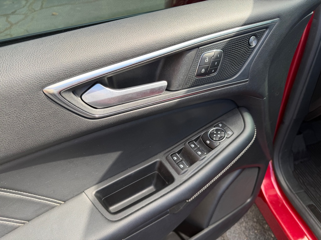 Photo 20 of this FORD EDGE