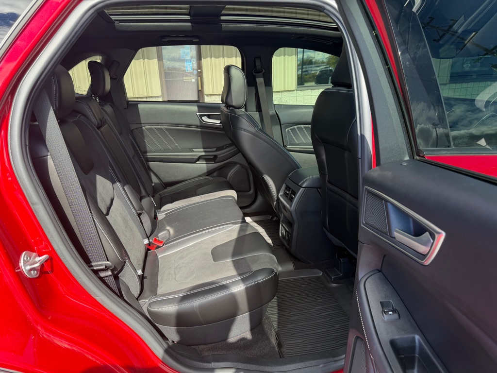 Photo 10 of this FORD EDGE