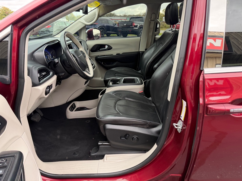 Photo 19 of this CHRYSLER PACIFICA