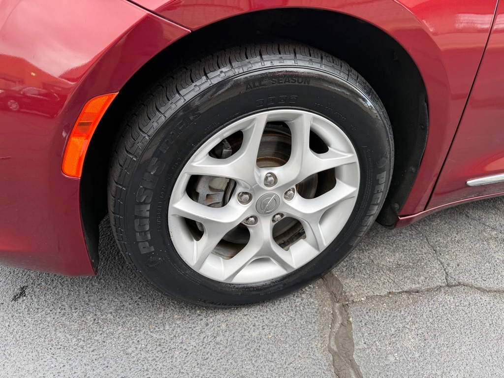 Photo 4 of this CHRYSLER PACIFICA