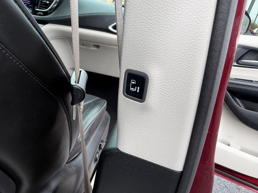 Photo 11 of this CHRYSLER PACIFICA