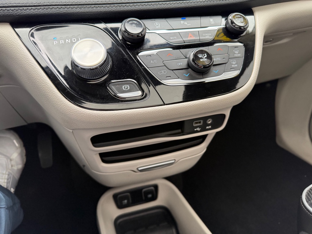 Photo 27 of this CHRYSLER PACIFICA