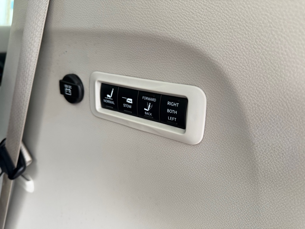 Photo 15 of this CHRYSLER PACIFICA
