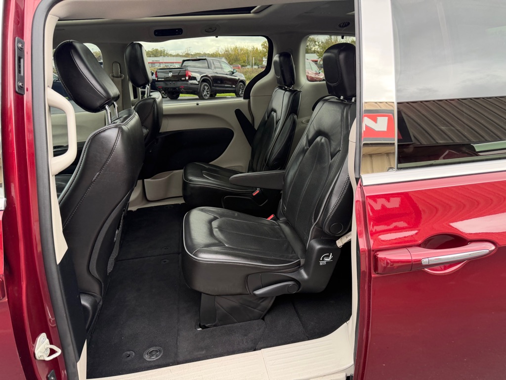 Photo 16 of this CHRYSLER PACIFICA