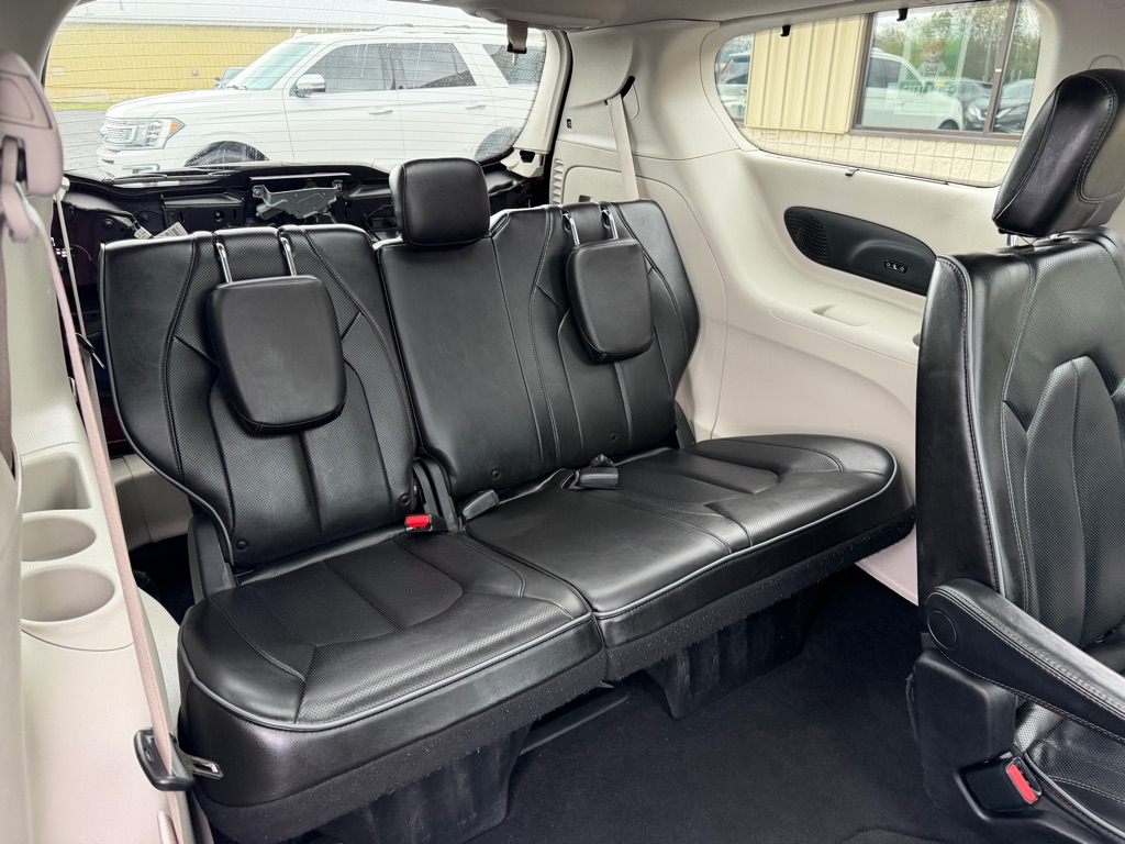 Photo 12 of this CHRYSLER PACIFICA