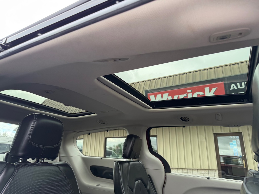 Photo 13 of this CHRYSLER PACIFICA