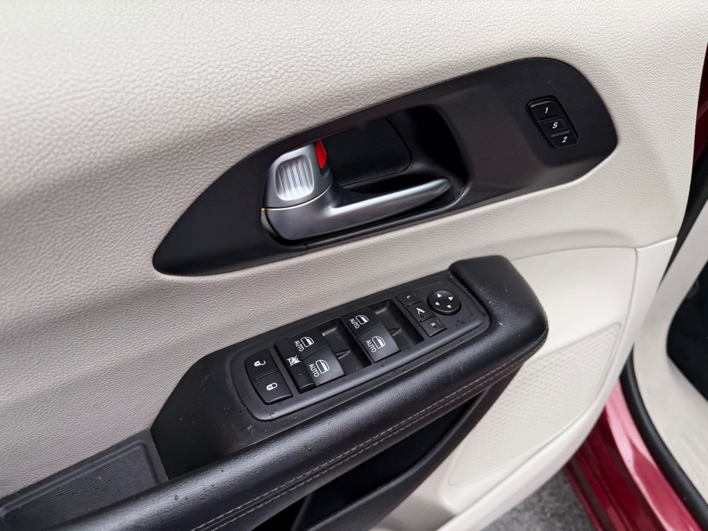 Photo 21 of this CHRYSLER PACIFICA
