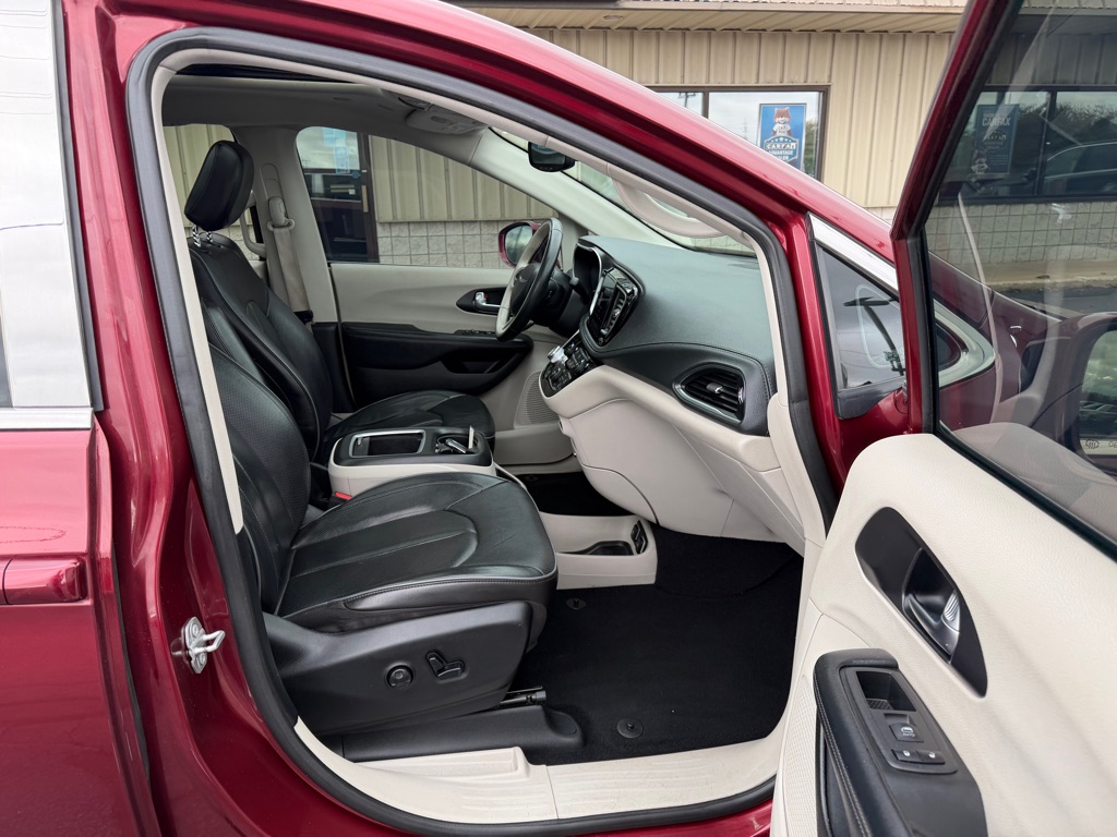 Photo 9 of this CHRYSLER PACIFICA