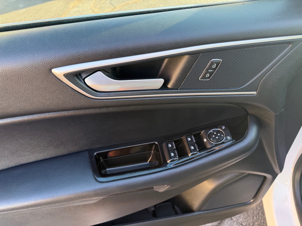 Photo 15 of this FORD EDGE
